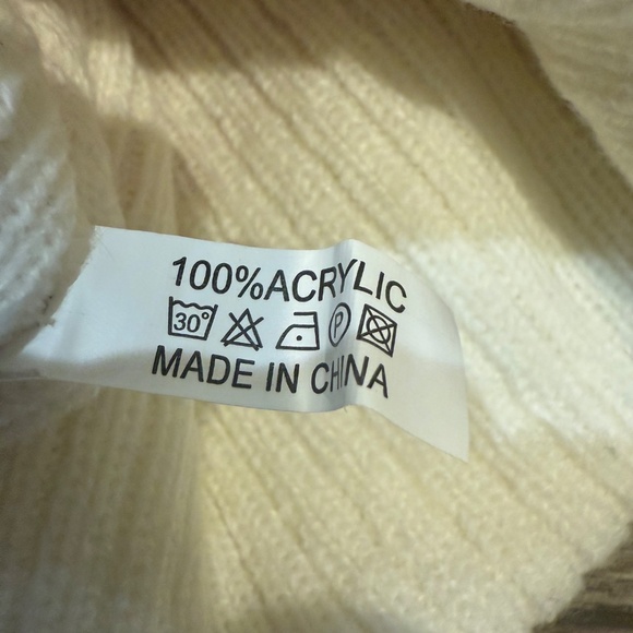 Dunkin Donuts Adult Beanie, Cream, Pom-Pom Snow Hat Logo Fold Over OSFM - Picture 5 of 5